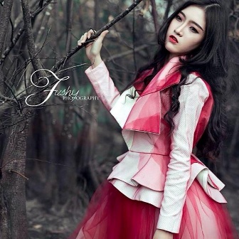 ngan-ngo-truoc-ve-dep-cua-dong-ngoc-thao-my-vay-do-giua-rung-hoang
